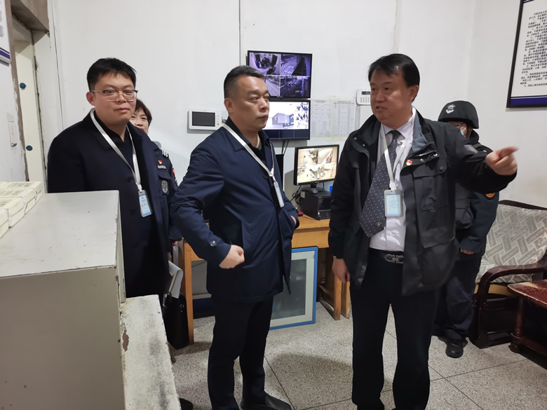 领导检查金库设施